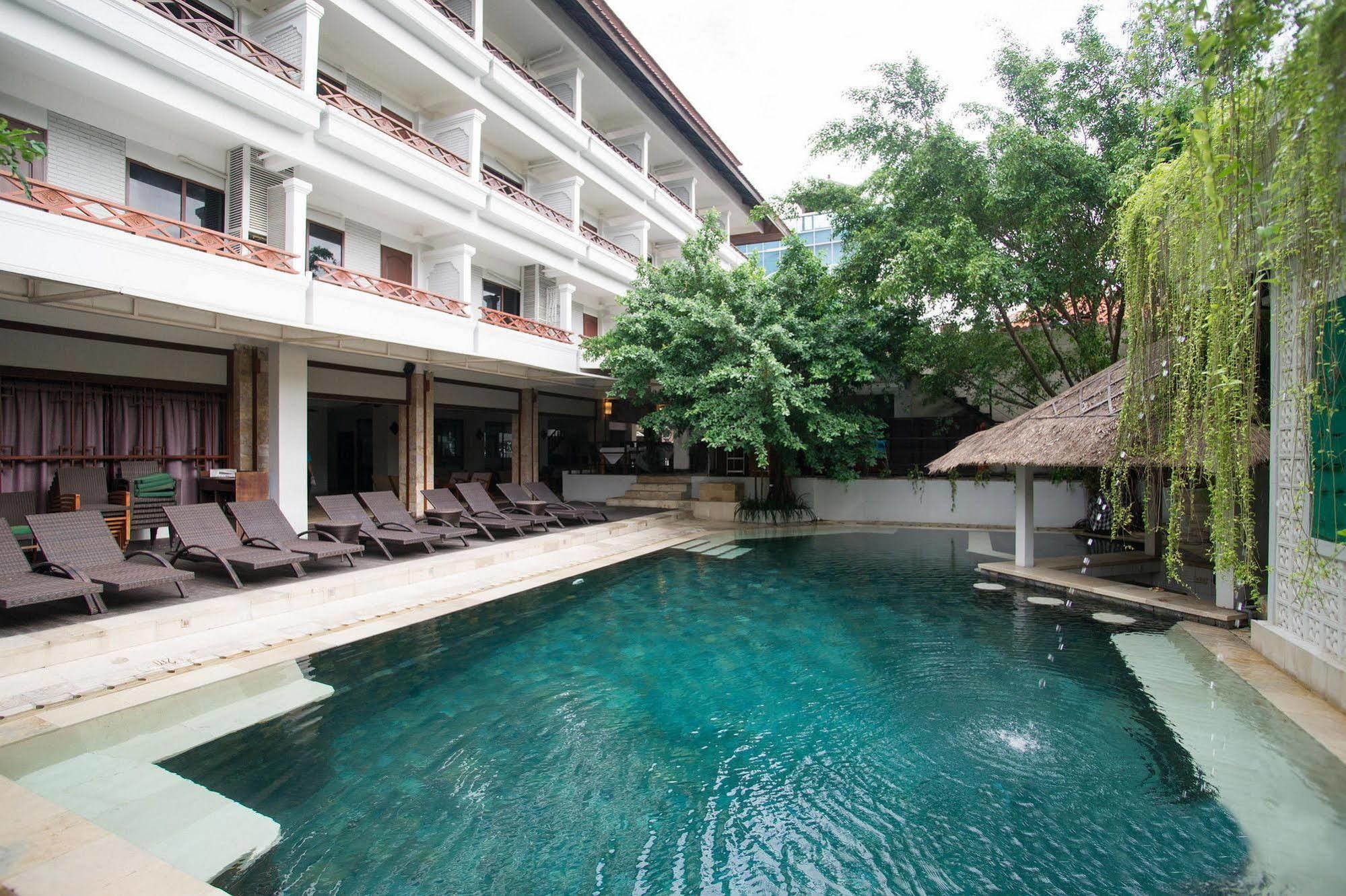 Kuta One Party Hotel Exterior foto